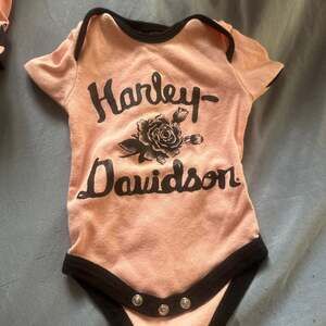 Harley-Davidson Baby Girls Pink Colorblocked Rose Rib Bodysuit 0/3M